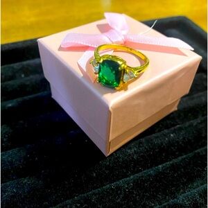 Yellow gold and green sapphire ring